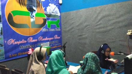 Menabung Pahala dan Berlatih Jadi Penyiar Radio